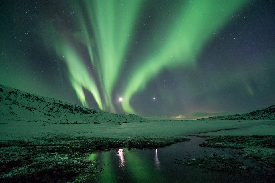 green aurora lights in the night sky