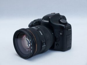 camera that looks like Canon EOS 5D Mark IV